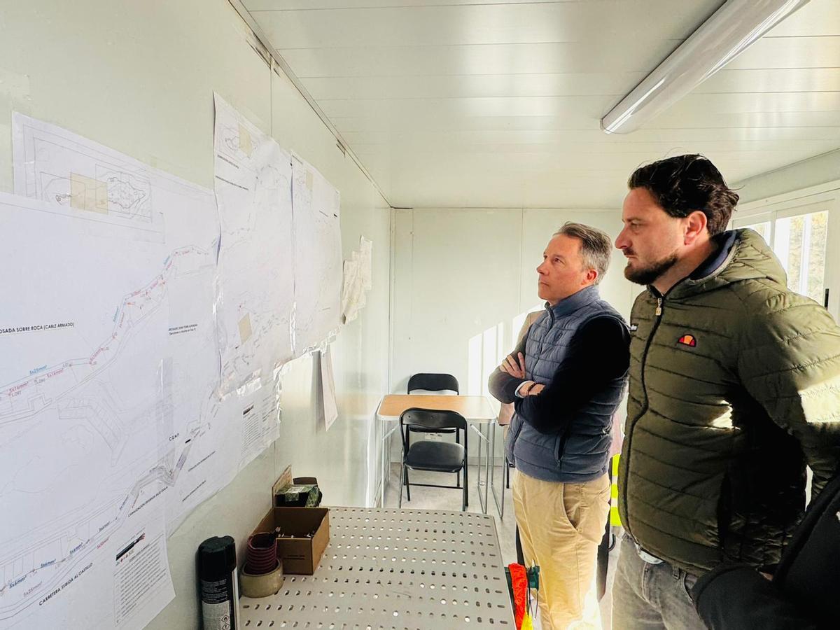 Fulgencio Gil y Antonio David Sánchez contemplan el plano de distribución de las luminarias.