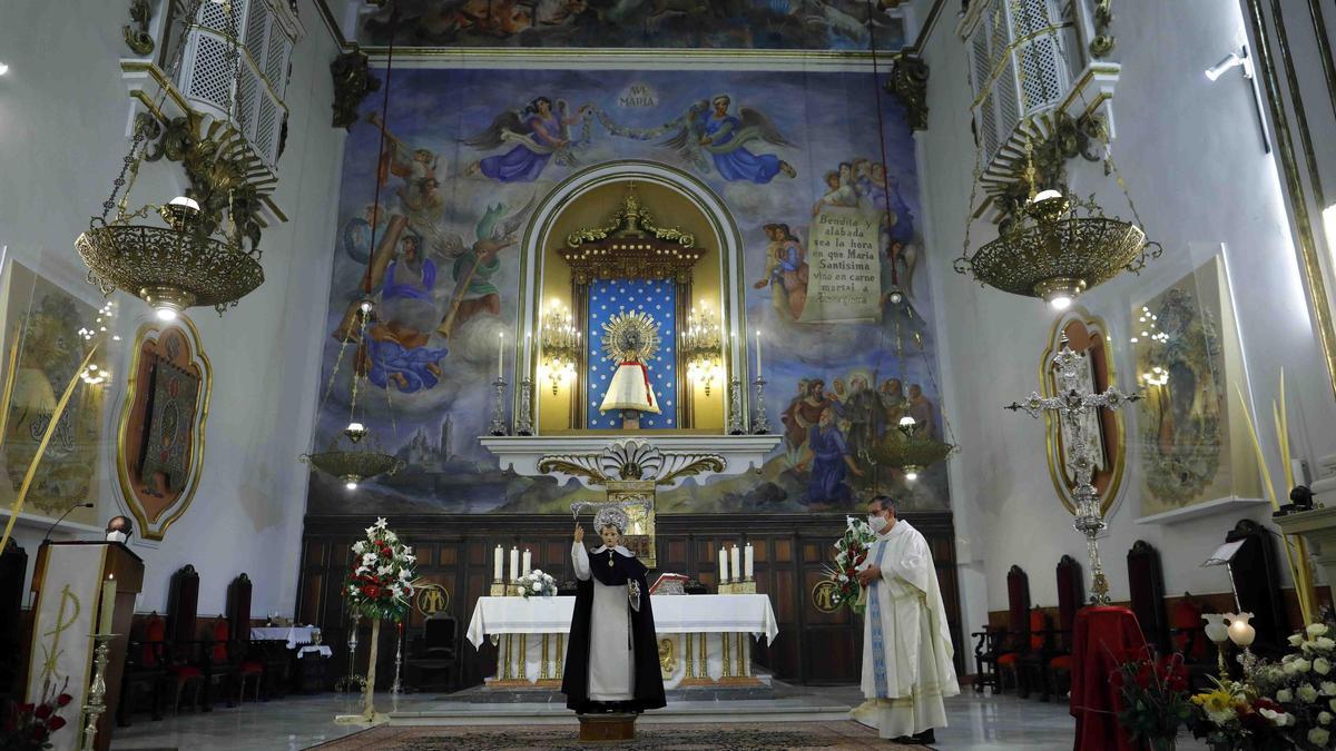 San Vicente Ferrer del Altar del Pilar sale a la puerta de la iglesia.