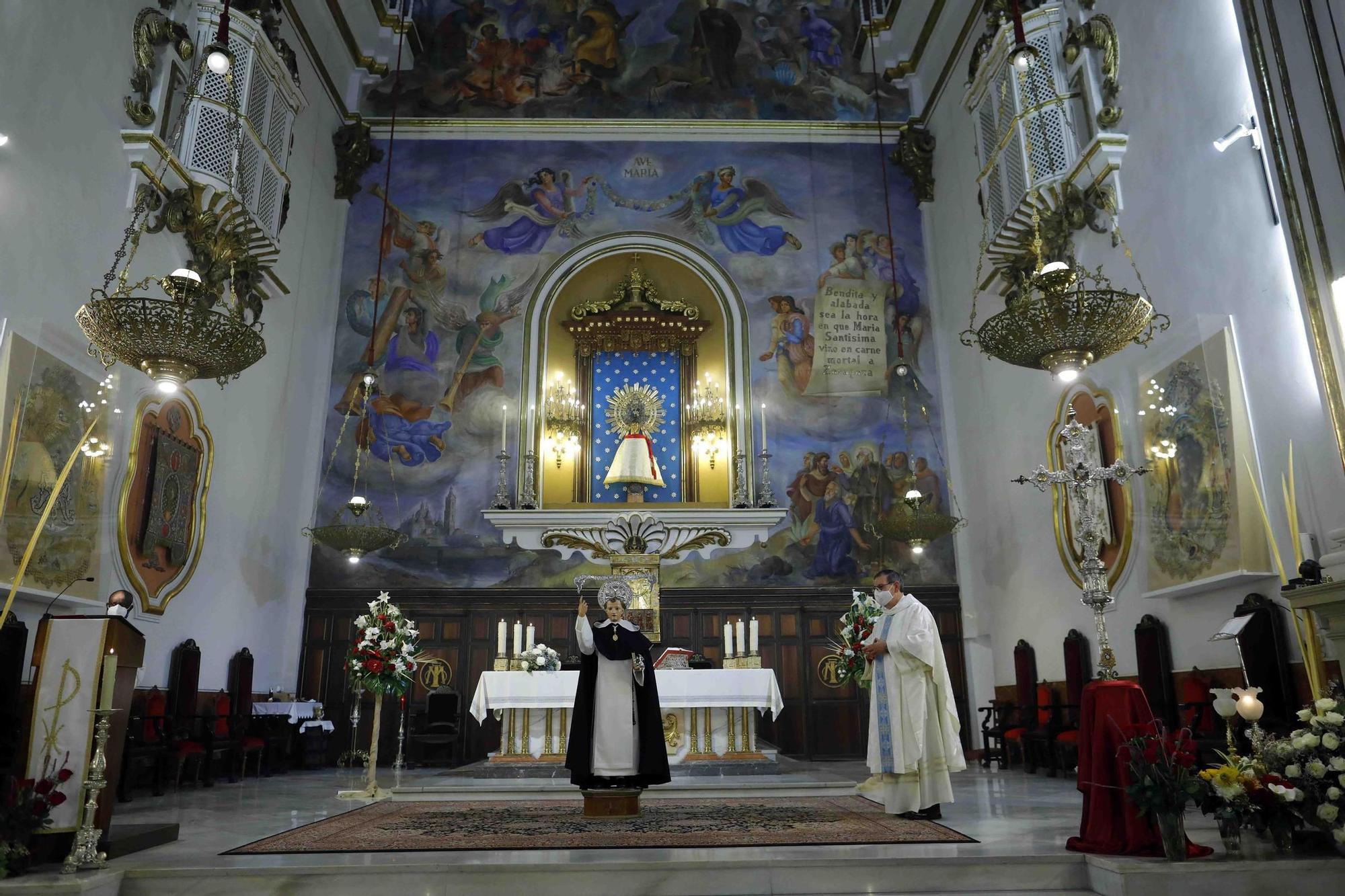 San Vicente Ferrer del Altar del Pilar sale a la puerta de la iglesia.