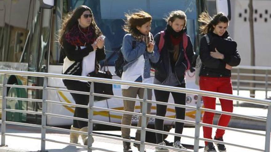 Varias jóvenes se enfrentan al viento en una imagen de archivo en Castelló.