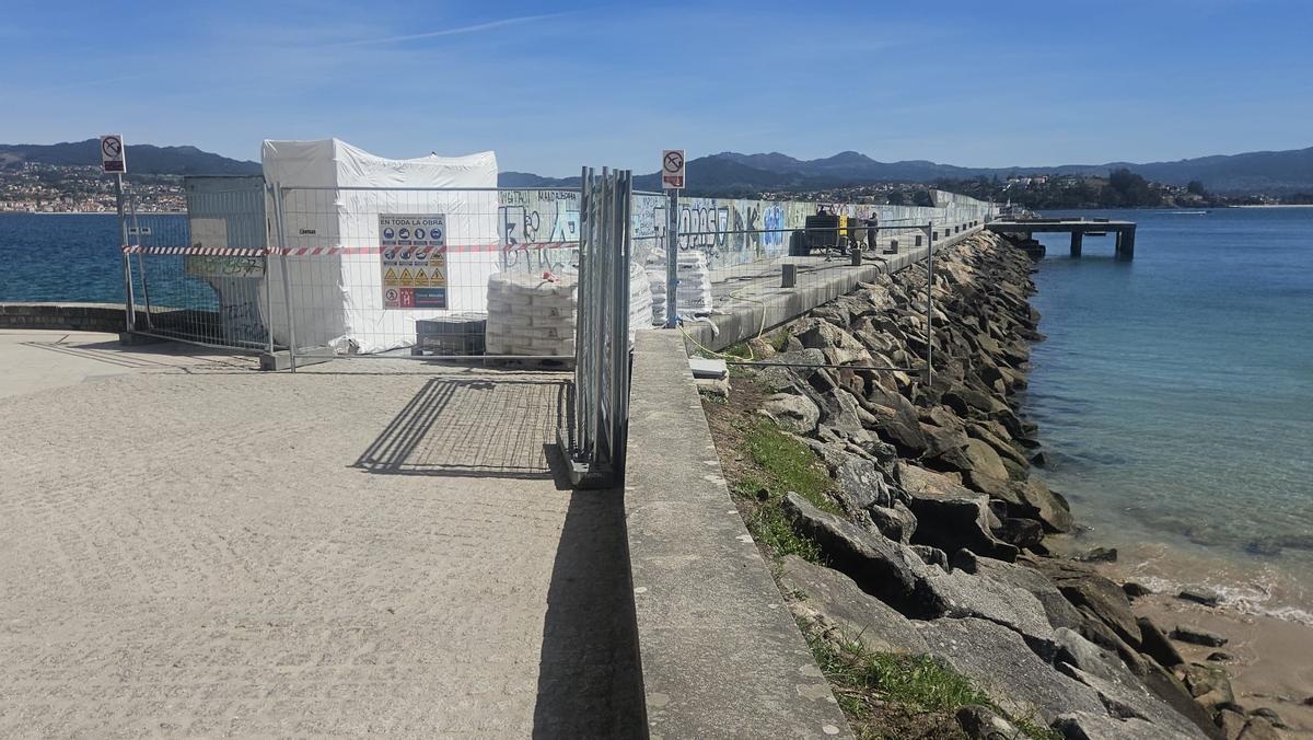 Las vallas colocadas este jueves para impedir el acceso al espigón de A Doca, en Baiona.