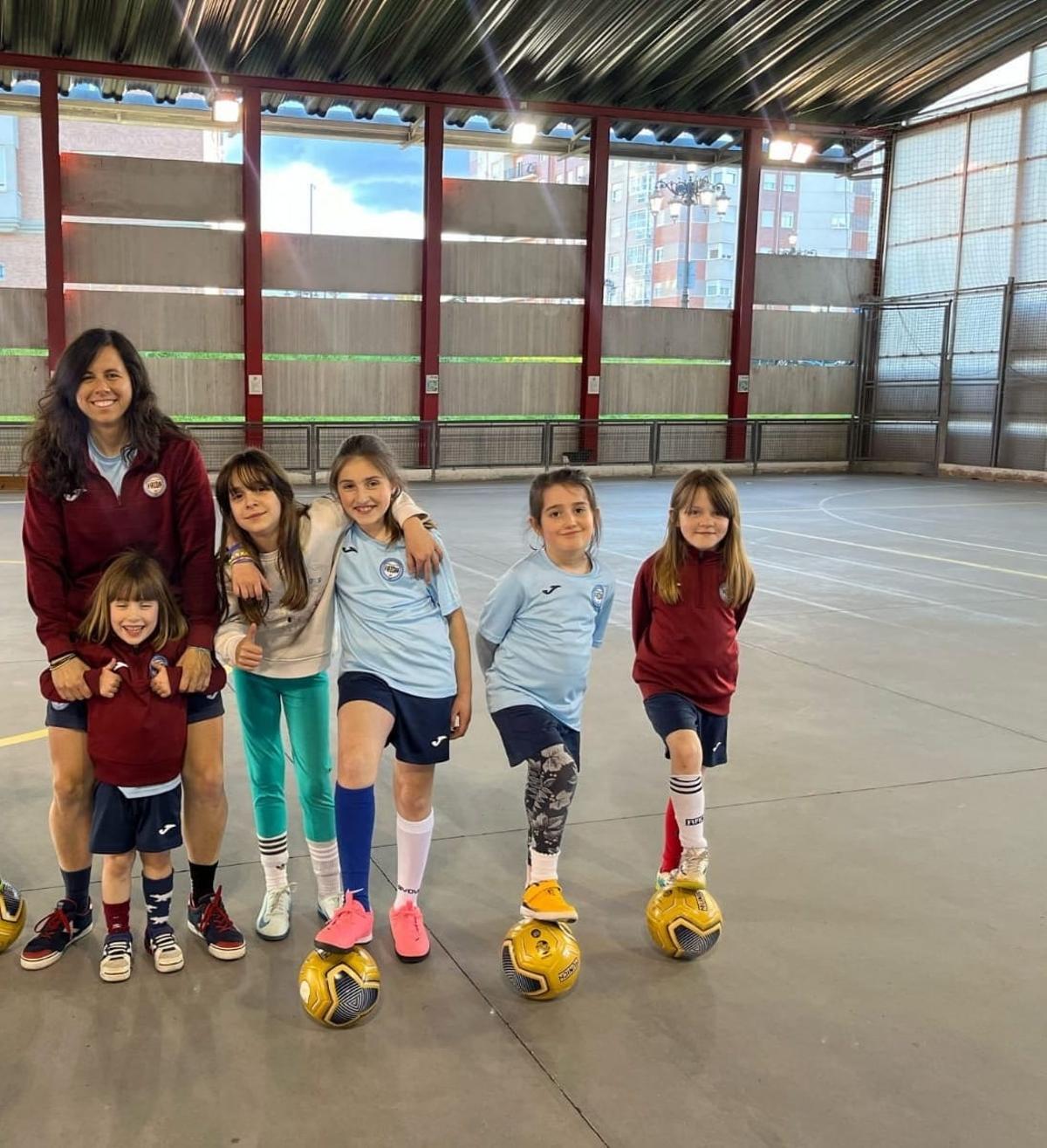 Por la izquierda, Celia Álvarez junto a Mar Rodríguez, Tania Cordera, Candela Gavilán, Raquel cuesta y Luján Menéndez.