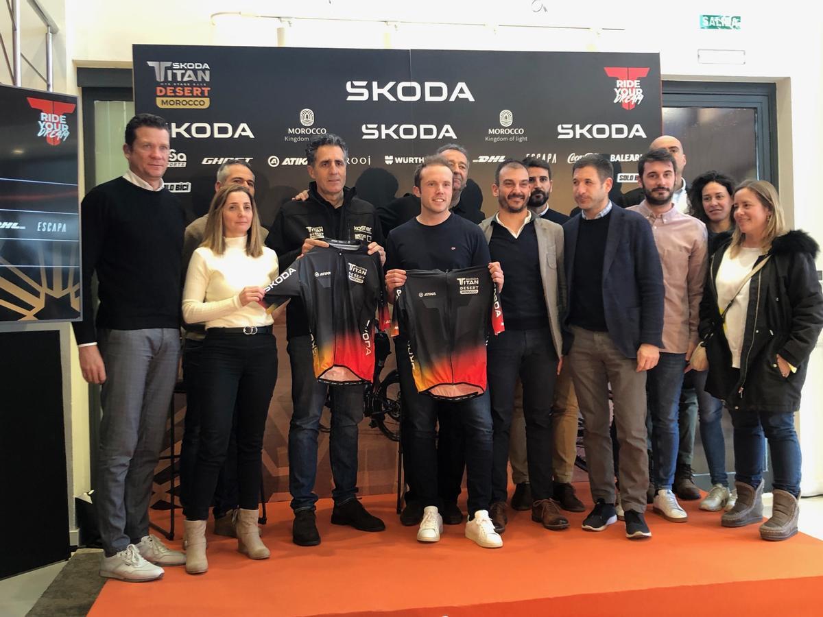 Indurain y el cocinero Lluc Crusellas, con los patrocinadores de la prueba