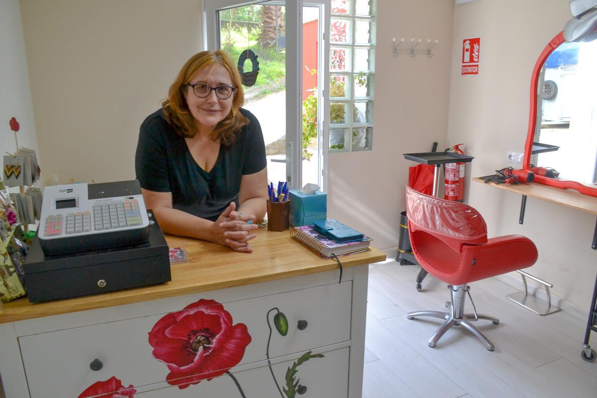 Eva María Nava tras el mostrador de su peluquería, en Las Regueras.
