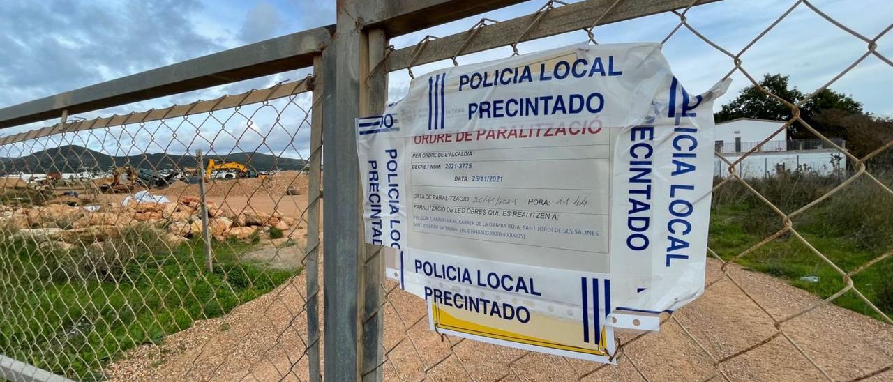 La orden de paralización del Ayuntamiento precintada por la Policía Local en la verja de acceso a la finca de Platja d’en Bossa. | D. I.