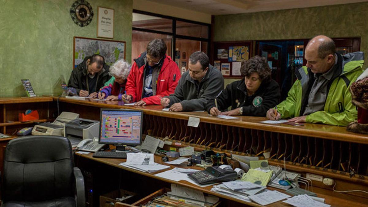 El equipo de rodaje y científicos de la Universidad Autónoma de Madrid, registrándose en el hotel de Punta Arenas.