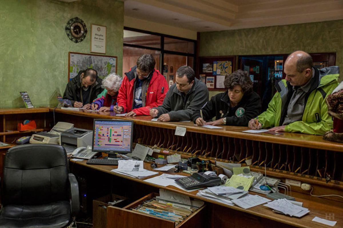 L’equip de rodatge i científics de la Universitat Autònoma de Madrid, registrant-se a l’hotel de Punta Arenas.