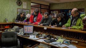 L’equip de rodatge i científics de la Universitat Autònoma de Madrid, registrant-se a l’hotel de Punta Arenas.
