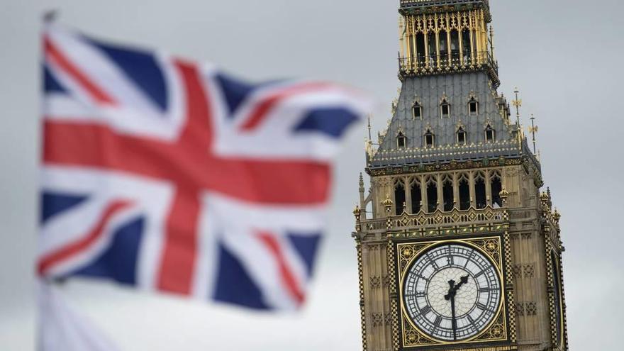 Una bandera británica ondea frente al Big Ben en Londres.