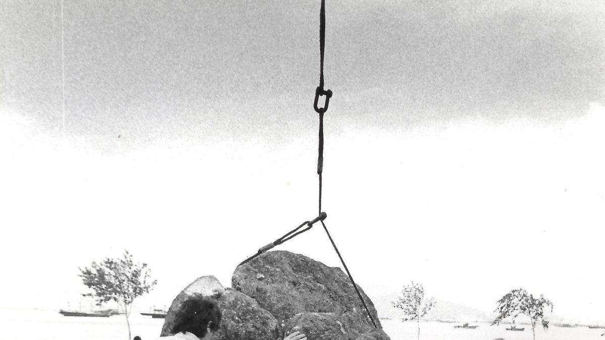O paso do monumento a Castelao pola Xunqueira de Moaña no ano 1983