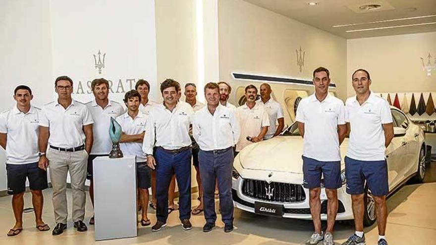 La tripulación del ´Maserati´, de Fernando León, en su presentación de ayer.