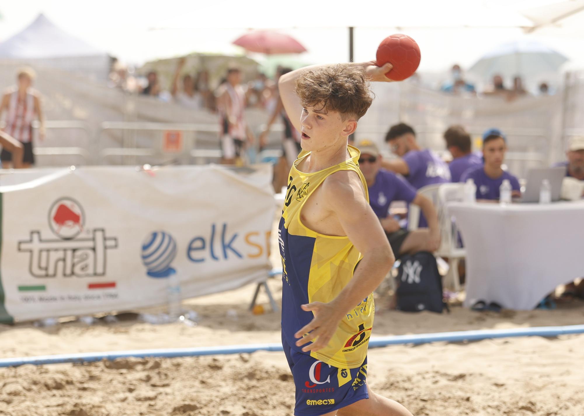 La Malva-rosa acoge la espectaculariad del balonmano playa