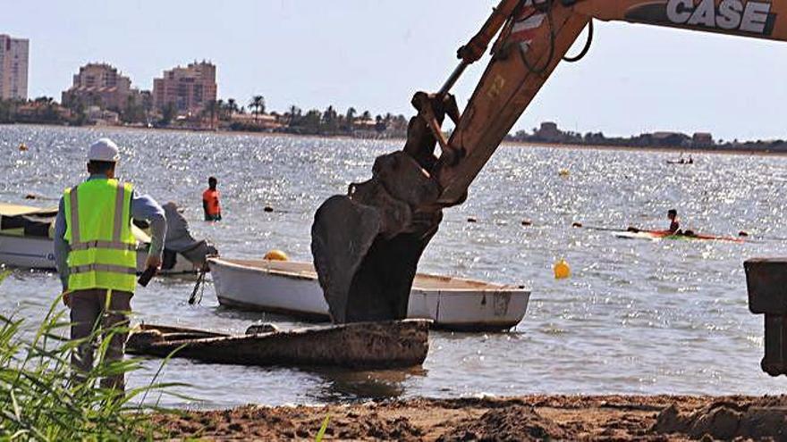 Los trabajos iniciados ayer permitirán retirar un total de 18 embarcaciones varadas en la orilla de la playa del camping Caravaning La Manga.