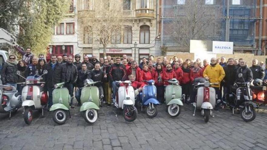 Los aficionados a las vespas y lambrettas, en Cort, antes de salir de ruta.