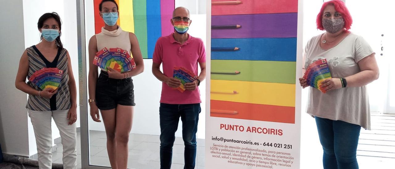 La concejal de Igualdad, derecha, en la inauguración del Punto Arcoíris de San Vicente.