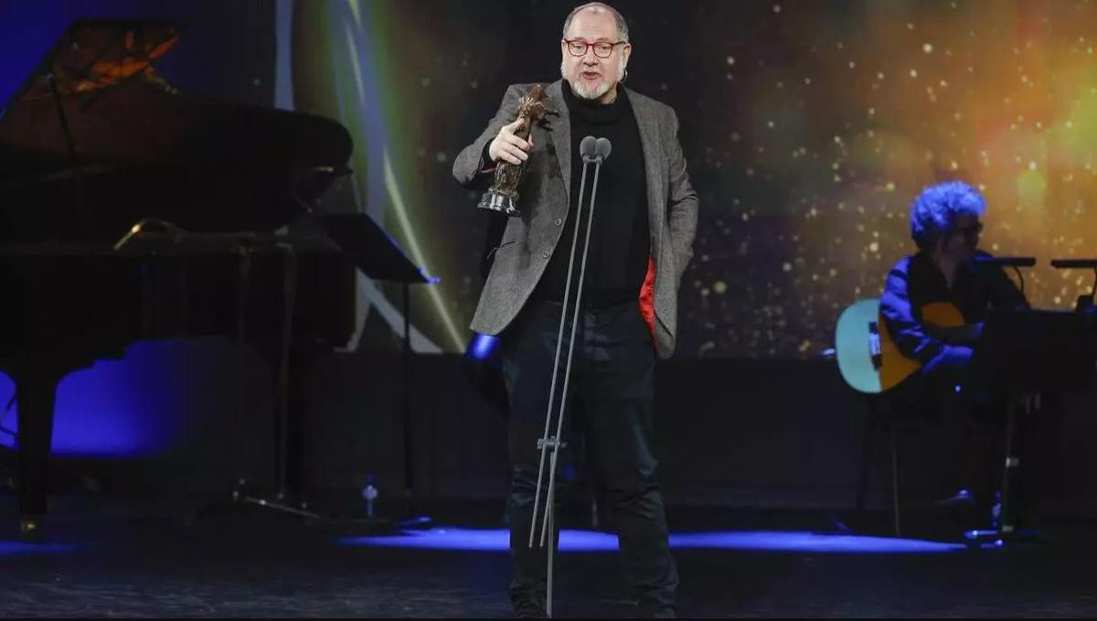 Juanjo Llorens con el premio Talía en 2023