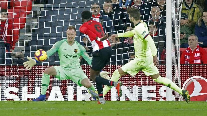 Iñaki Williams dispara a portería en una acción que Ter Stegen desviaría. // Luis Tejido