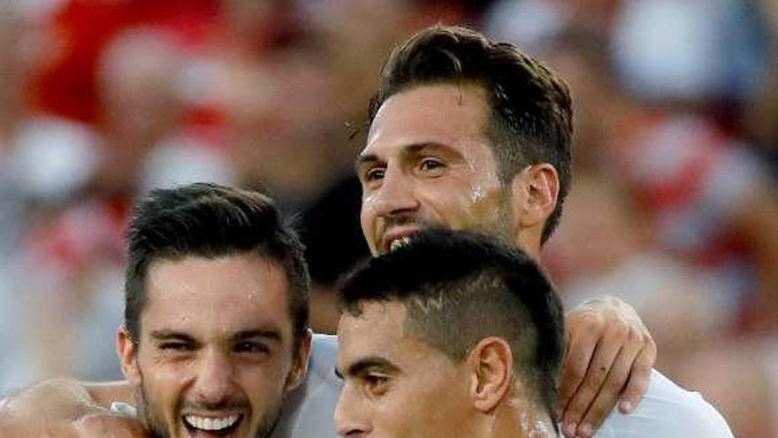 Los jugadores del Sevilla celebran uno de sus cuatro tantos ante el Rayo.