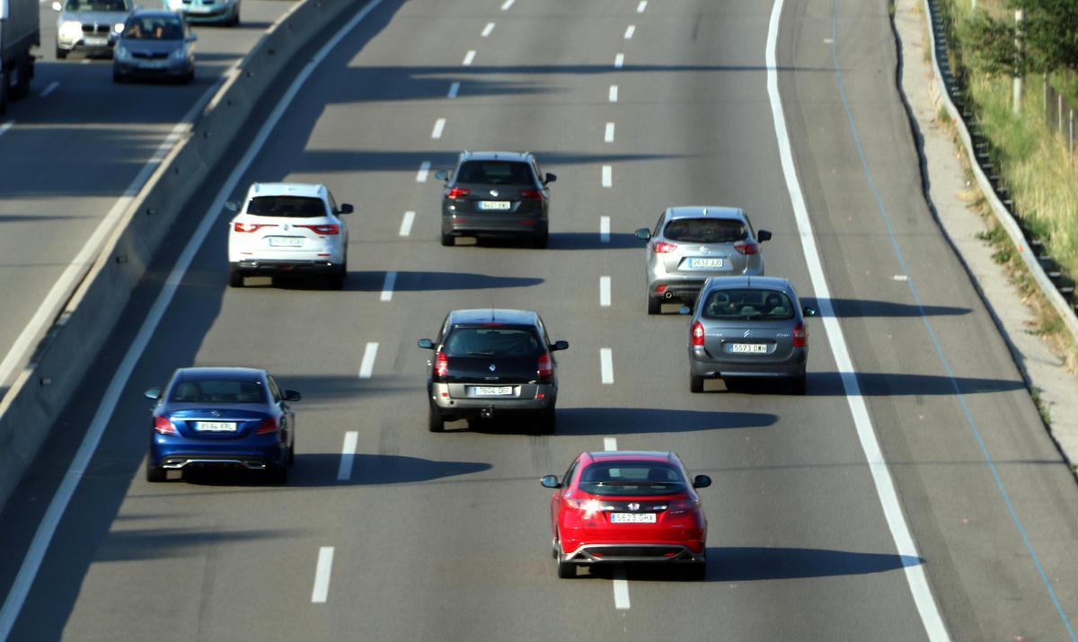 Vehicles circulant per l'autopista.