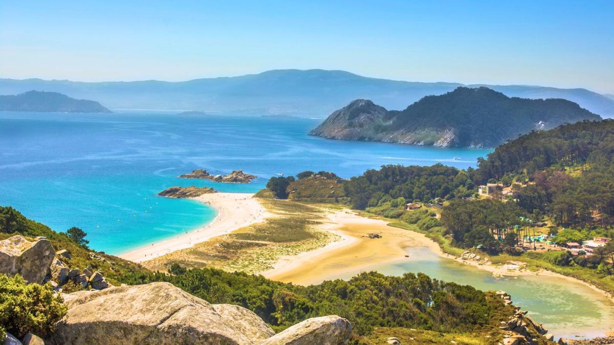Este paraiso esta en Galicia y es una de las islas más famosas y visitadas de la península ibérica