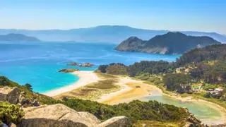 Un periódico británico la coronó como la mejor playa del mundo y está en España: arena blanca y un parque nacional al que solo se llega en barco