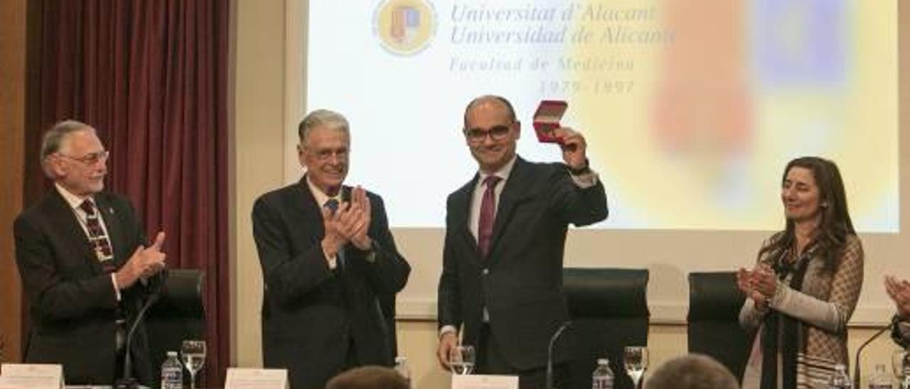 El rector al recibir el mes pasado la medalla de honor de la Real Academia de Medicina.