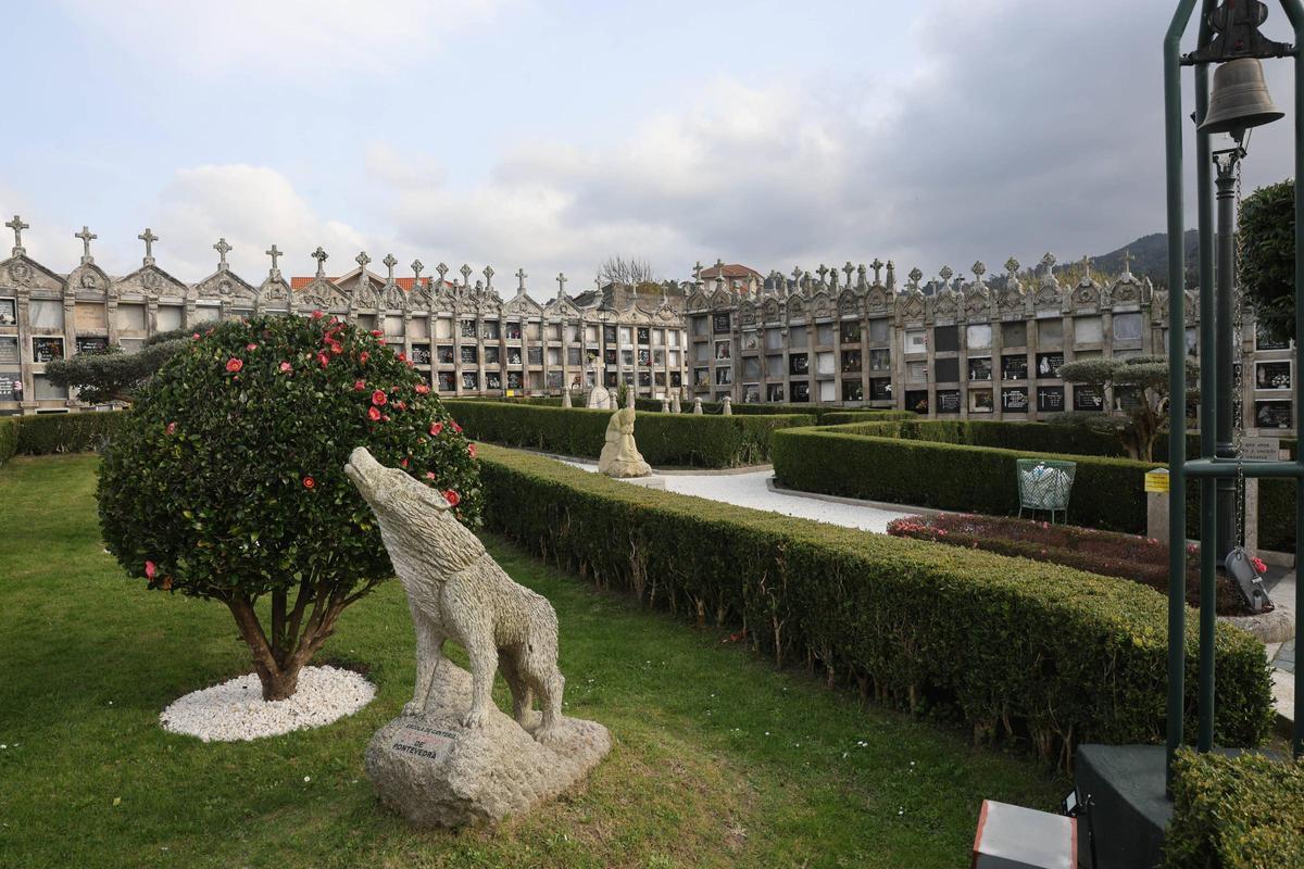 Vista de los jardines, decorados con distintas esculturas
