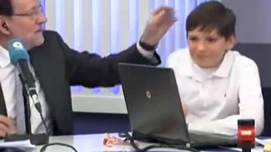 Mariano Rajoy y su hijo, el miércoles, durante el programa radiofónico.