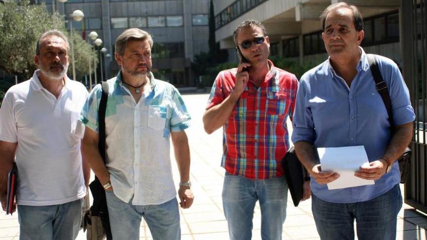 Por la izquierda, Jesús Magadán, José Luis Villares (CC OO) y Jorge Díaz y Víctor Fernández (FITAG-UGT), a la salida de la reunión.