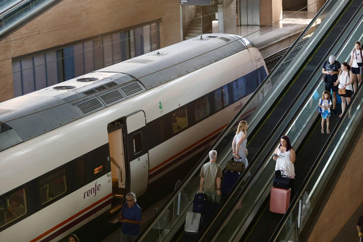 Viajeros en la estación de trenes de Córdoba este lunes.