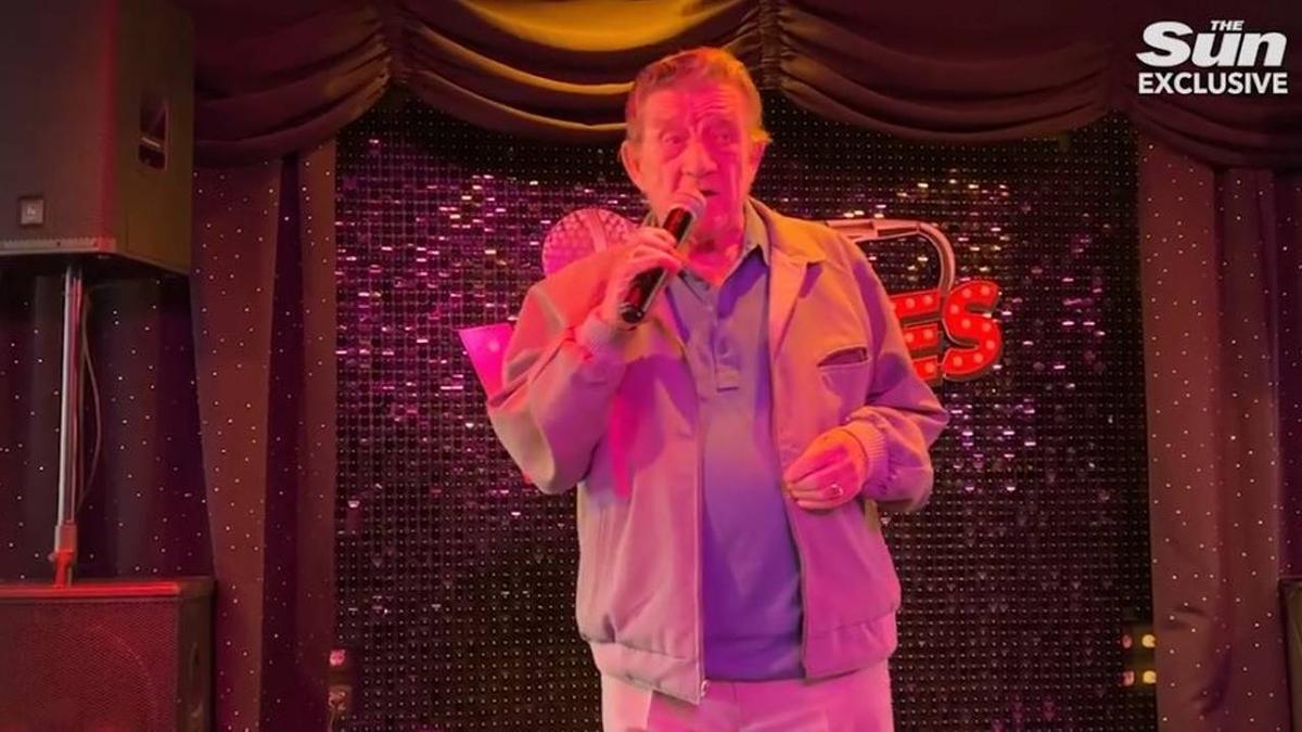 Derek Flynn cantando uno de sus temas favoritos de Dean Martin en Benidorm.