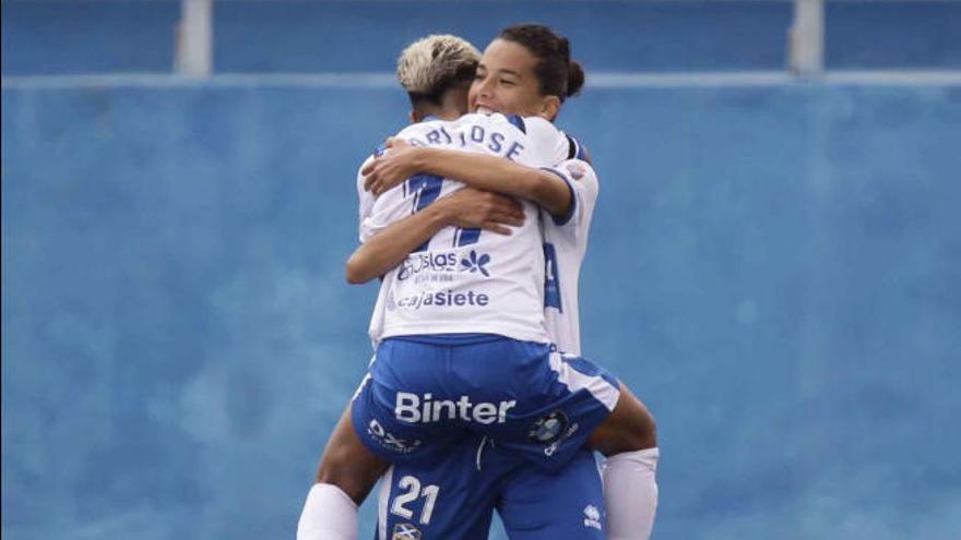 María José es felicitada por Silvia Doblado tras anotar un gol.
