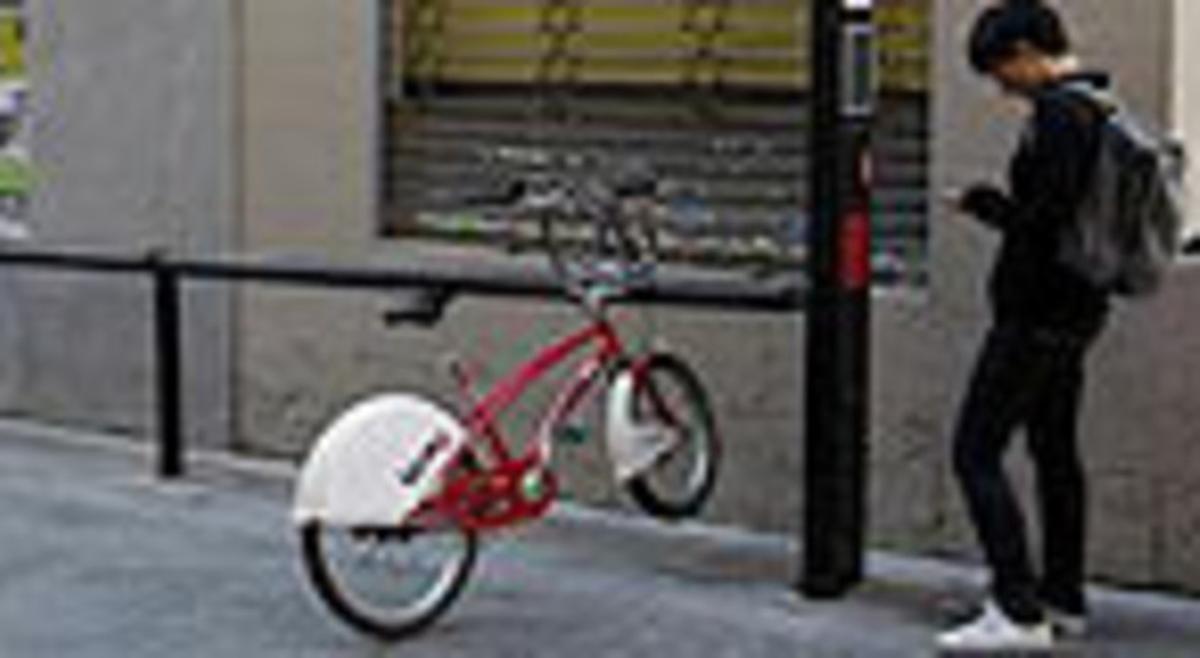 Una usuària, al costat d’una única bicicleta, inservible, al carrer del Canó, a Gràcia. Una usuària, al costat d’una única bicicleta, inservible, al carrer del Canó, a Gràcia.