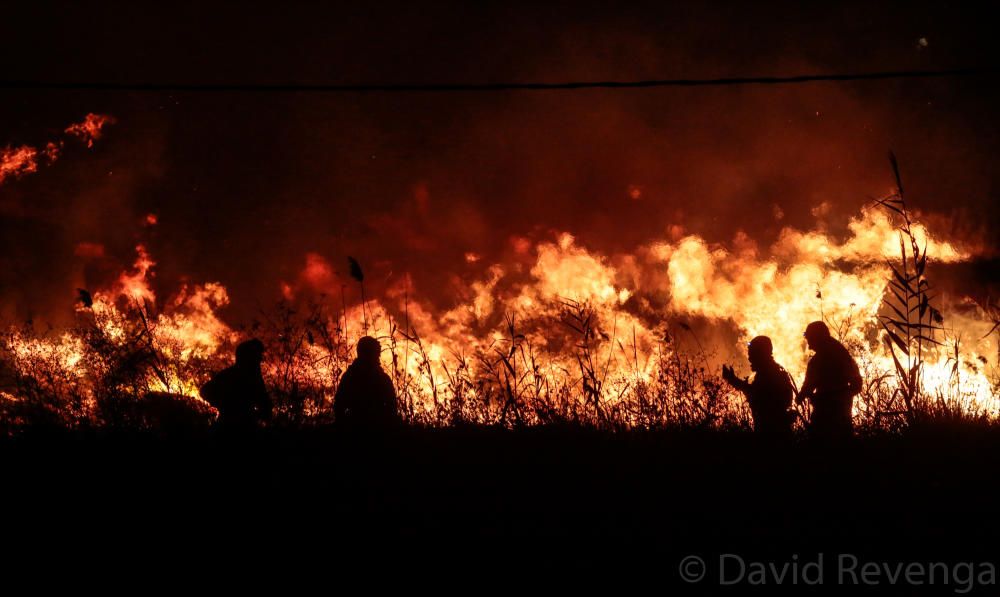 Desalojan a centenares de personas en Xàbia por un incendio que avanza sin control