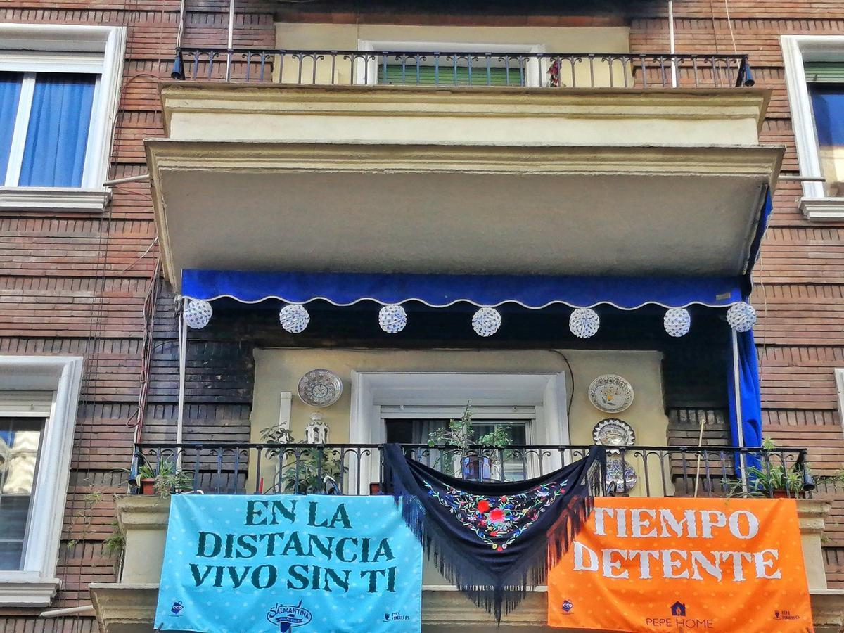 Balconeras con letras de sevillanas para la Feria de Abril