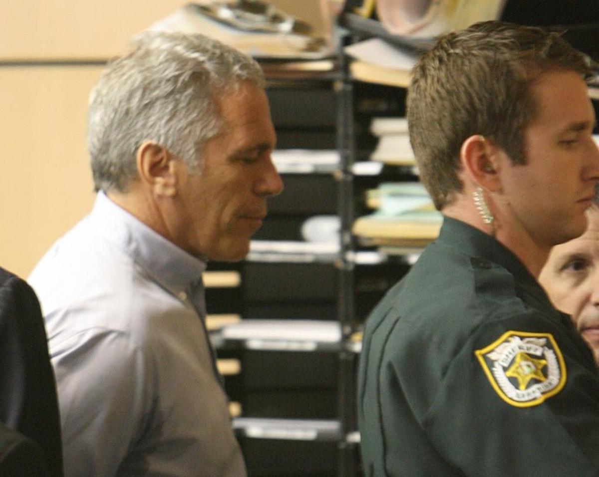 Jeffrey Epstein tras ser detenido.