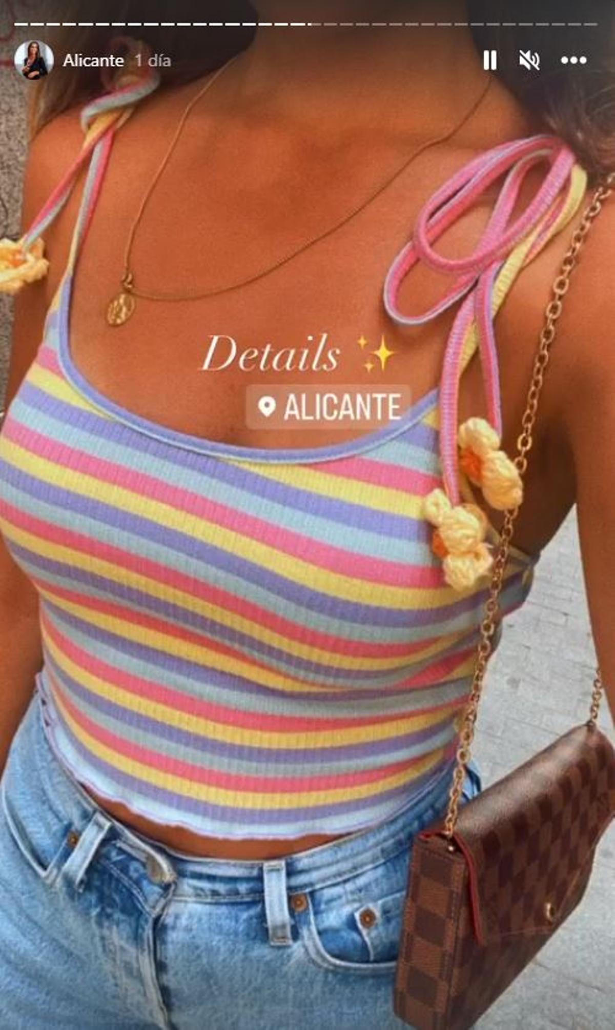 Detalles del look de Sara Pinto durante su visita a Alicante