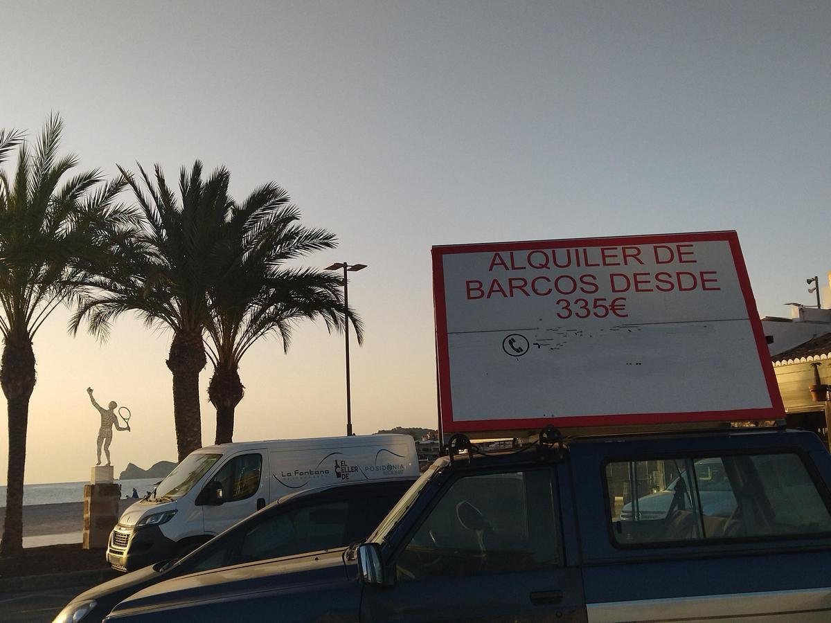 Cartel que anuncia el alquiler "low cost" de embarcaciones