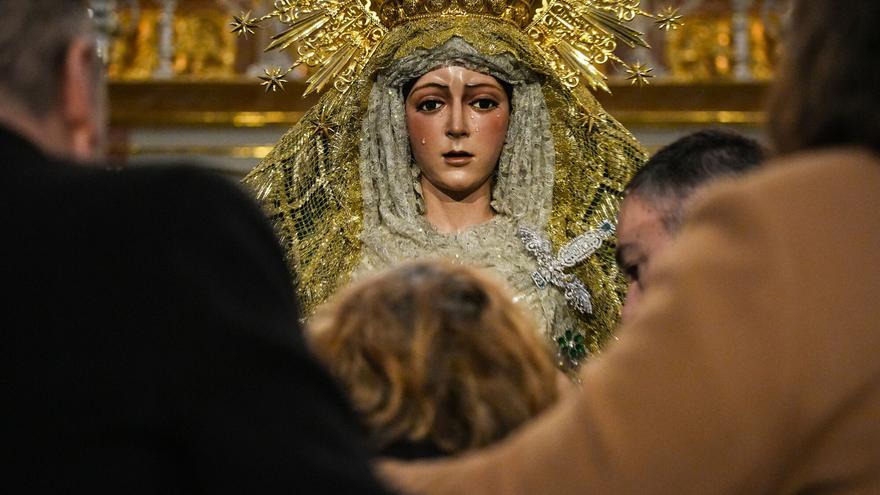 VÍDEO | Primer besamanos de la Macarena tras la restauración de Pedro Manzano