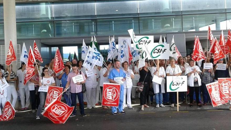 Cerca de ciento cincuenta trabajadores se concentraron en Son Espases reclamando que se respeten los acuerdos de la carrera profesional.