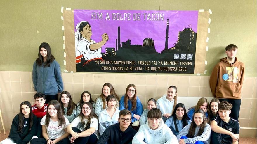 Anita Sirgo, el taconazo para el 8M en Langreo: el IES Santa Bárbara dedica una pancarta para el 8M