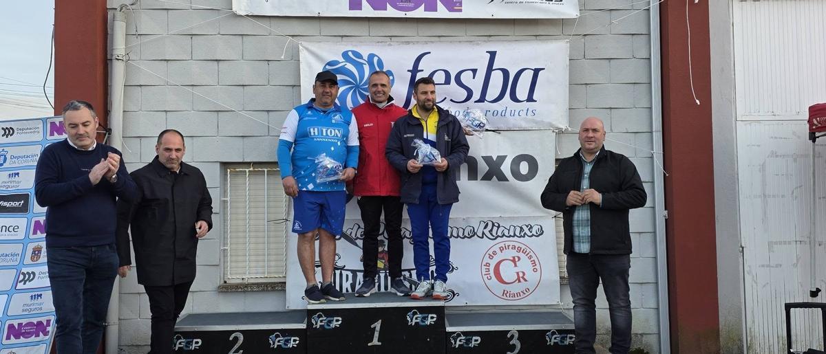 Podio por equipos masculino.