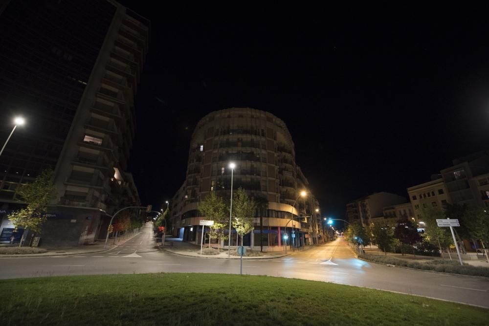 Control policial a la Bonavista de Manresa durant el toc de queda