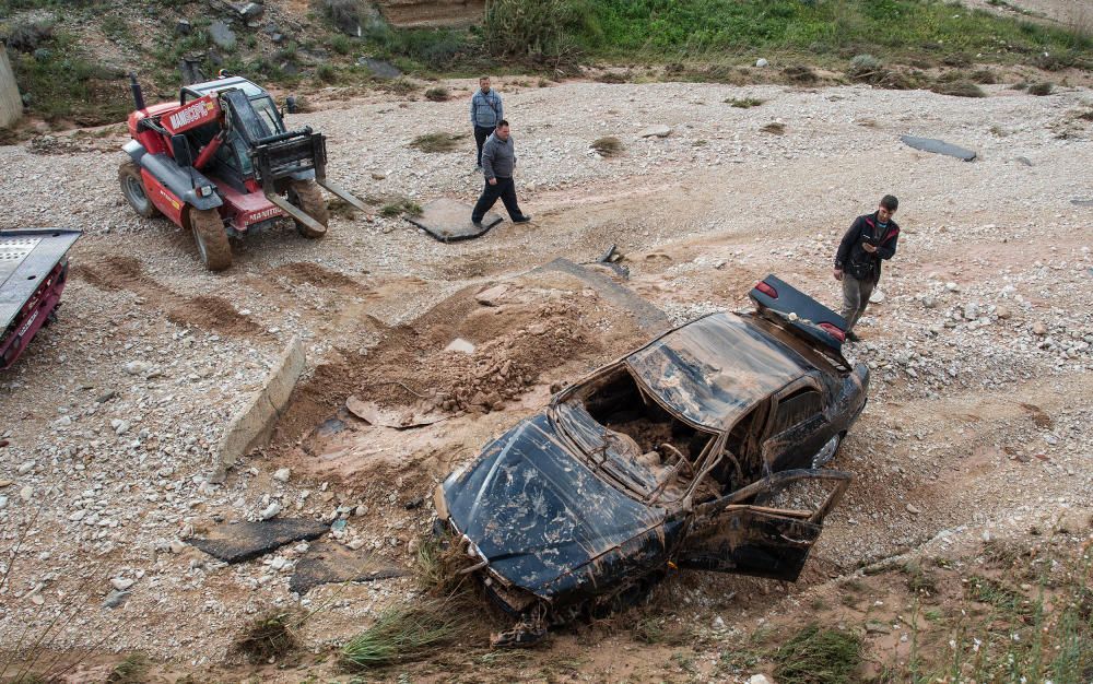 La grúa retira un coche volcado en El Moralet