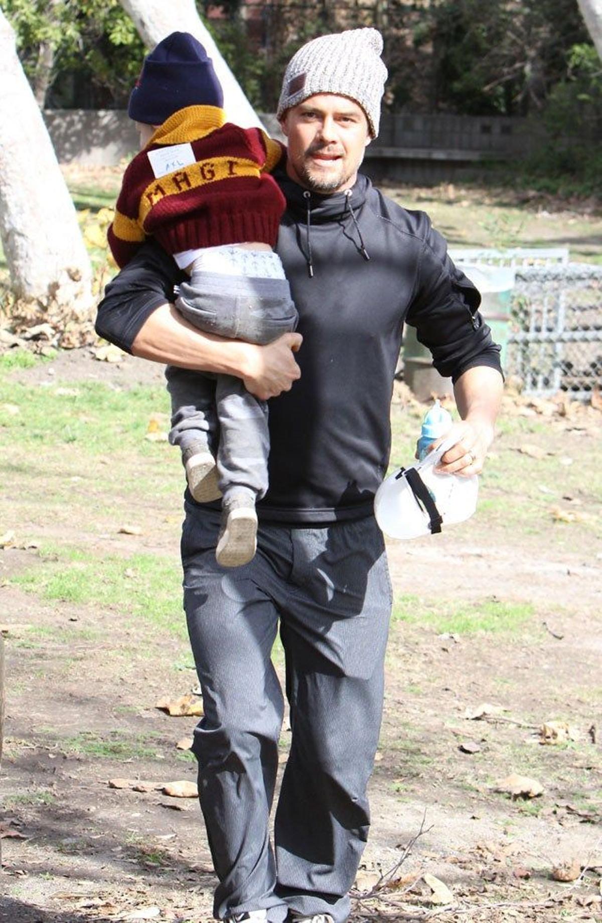 Josh Duhamel con Axl en brazos