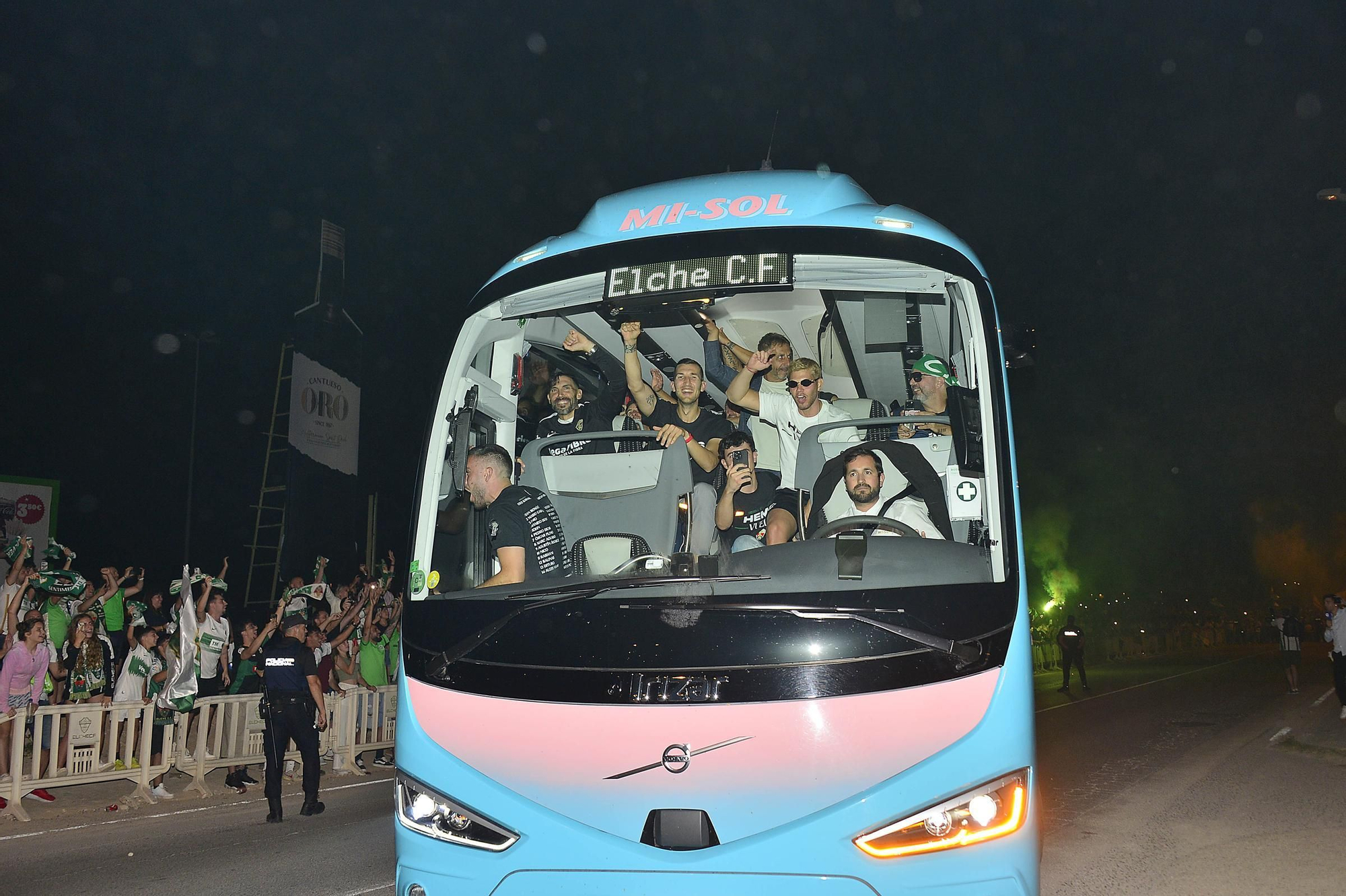 La afición del Elche recibe a los héroes del ascenso a su llegada al Martínez Valero