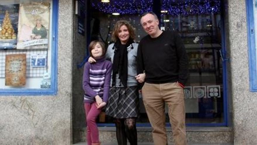 La família Gil, propietària de l&#039;administració número 1 de Puigcerdà, a la porta del local en ple centre del municipi.