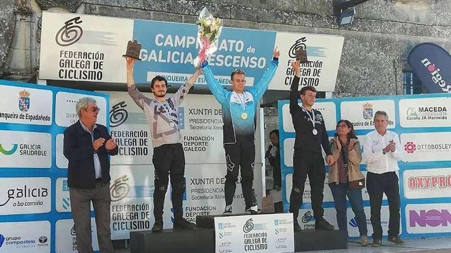 Los ganadores de la competición masculina, en el podio de la localidad ourensana. // Iñaki Osorio