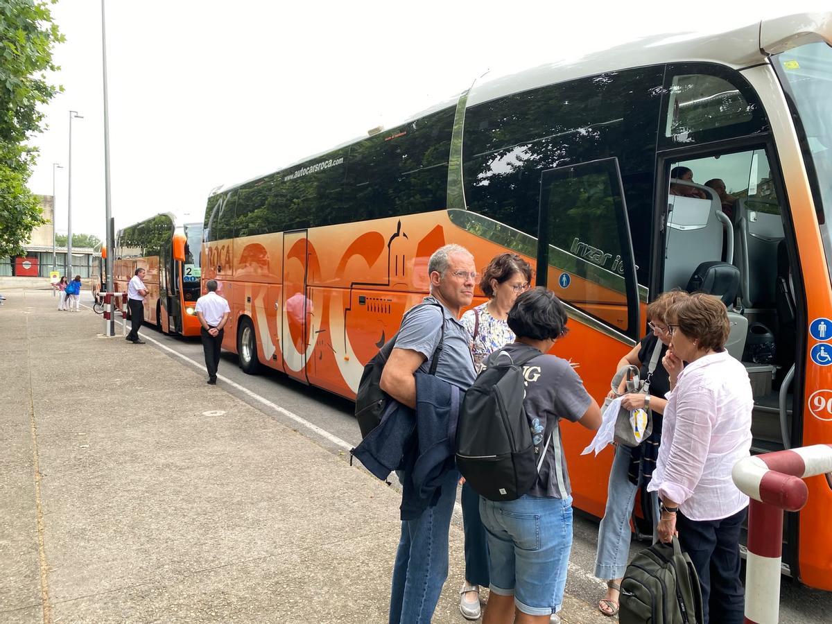 Els autocars, aquest migdia abans de sortir de Fontajau.
