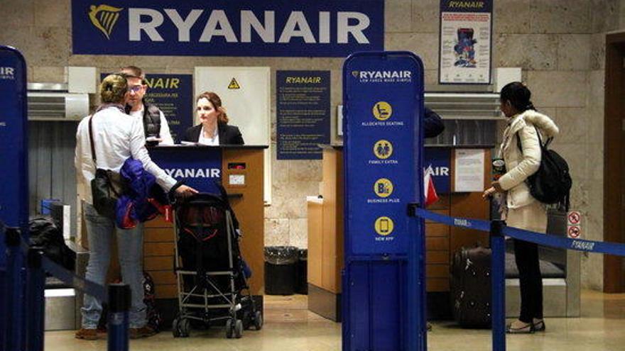 Passatgers facturant a l&#039;Aeroport de Girona